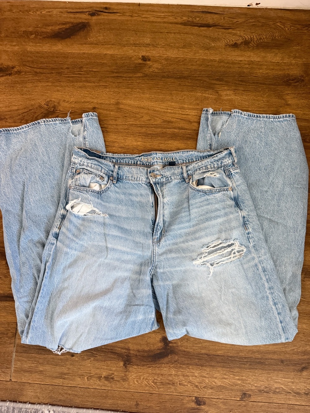 American Eagle Baggy Light Wash Distressed Jeans
